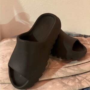 Yeezy Slides Onyx Men’s 7